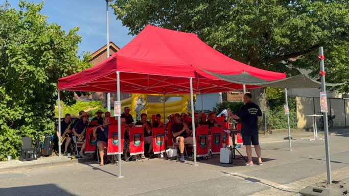 Musikzug sorgt für Stimmung beim Dorffest von "Rethen rockt"